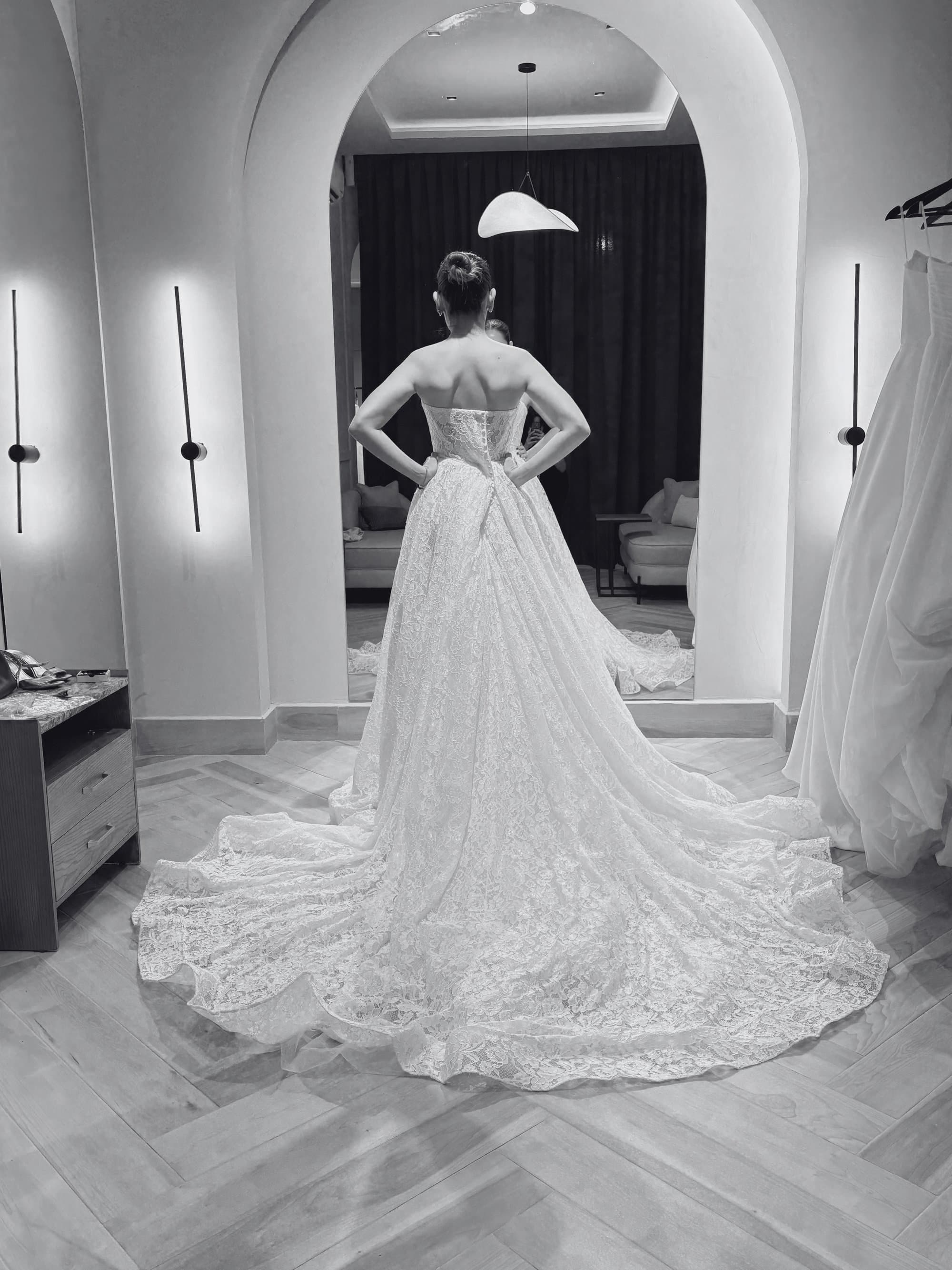 Novia con un vestido de cola larga